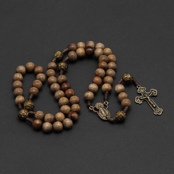 Intercession Handgefertigter Rosenkranz aus massivem Holz "Our Lady – Walnuss)