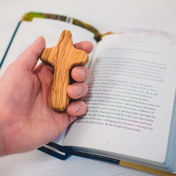 Blessify Komfort-Handkreuz aus Olivenholz, mit Beutel und Geschenkbox, feines Gebetskreuz aus Holz, 10 Stück