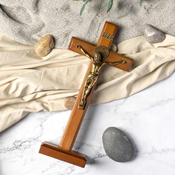 KUXBET Katholisches Kruzifix-Kreuz, 27,2 cm, Holz, Jesus Christus, Wandkreuz, Ständer, zum Aufhängen oder Tischplatte mit Ständer, für Heimdekoration (27,2 cm L x 12,7 cm B)
