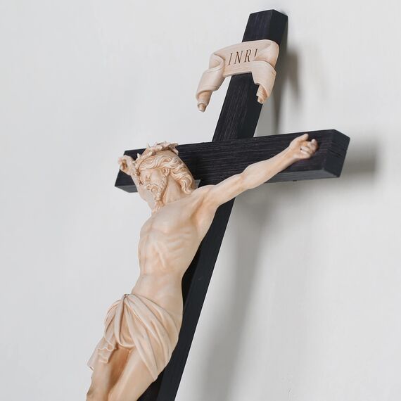 BC Katholisches Kruzifix-Wandkreuz, elegante, moderne Wohnkultur, religiöse Geschenke zur Hauseinweihung, 40,6 cm hoch, Renaissance-Skulptur handgefertigt von Buildclassic (Bone Beige)