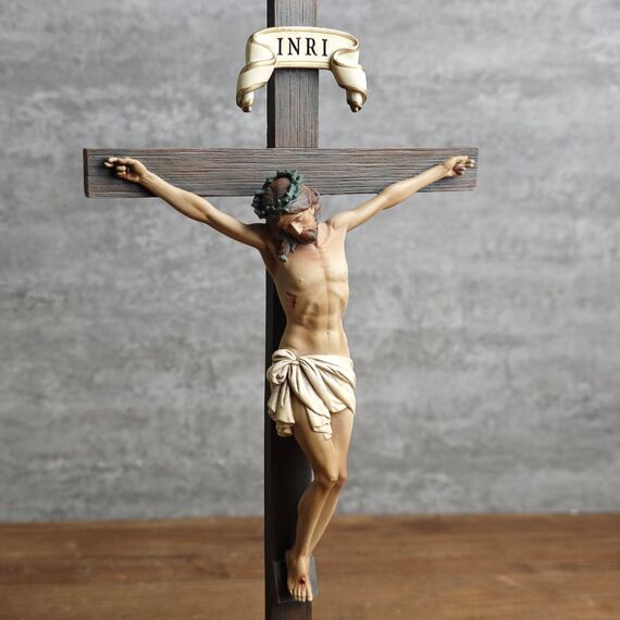 BC Katholisches Kruzifix, stehendes Kreuz, Jesus Christus, Tischdekoration, religiöses Geschenk, Holzschnitzerei, realistisches Finish, 27,7 cm hoch, handbemalt von Buildclassic