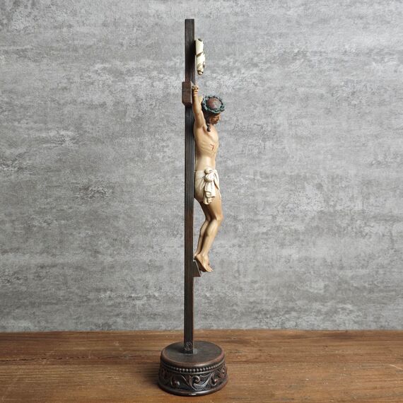 BC Katholisches Kruzifix, stehendes Kreuz, Jesus Christus, Tischdekoration, religiöses Geschenk, Holzschnitzerei, realistisches Finish, 27,7 cm hoch, handbemalt von Buildclassic