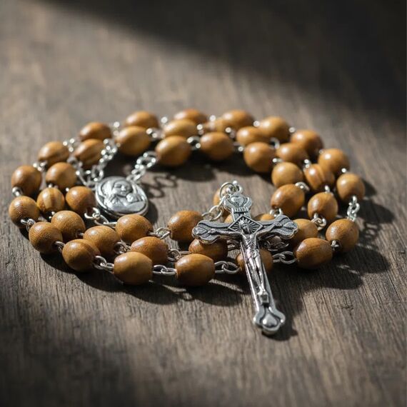 Nazareth Store Rosenkranz-Halskette aus Olivenholz mit Metallkreuz im Samtgeschenkbeutel