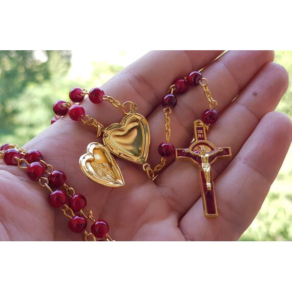 Nazareth Store Rote Korallenperlen Rosenkranz Halskette Katholischer Heiliger Benedikt Rosenkranz Herz Medaillon Medaille & Kreuz Religiöses Amulett für Frauen und Männer - Samttasche