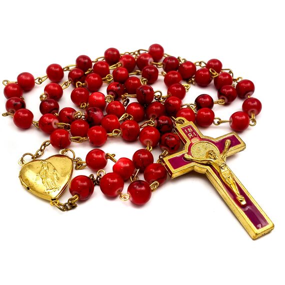 Nazareth Store Rote Korallenperlen Rosenkranz Halskette Katholischer Heiliger Benedikt Rosenkranz Herz Medaillon Medaille & Kreuz Religiöses Amulett für Frauen und Männer - Samttasche