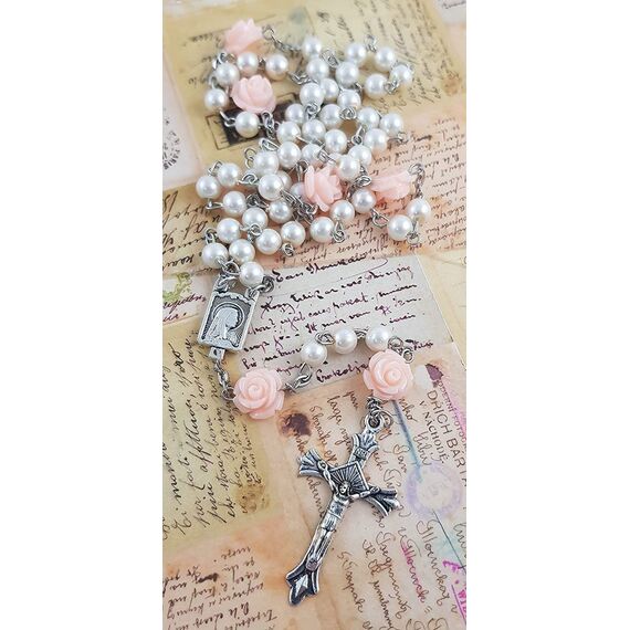 Nazareth Store Katholische Rosenkranz-Halskette mit rosa Perlen, unsere Rosenblüten, Lourdes-Medaille und Kreuz (Weiß)