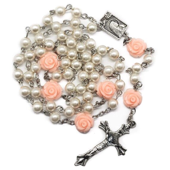 Nazareth Store Katholische Rosenkranz-Halskette mit rosa Perlen, unsere Rosenblüten, Lourdes-Medaille und Kreuz (Weiß)
