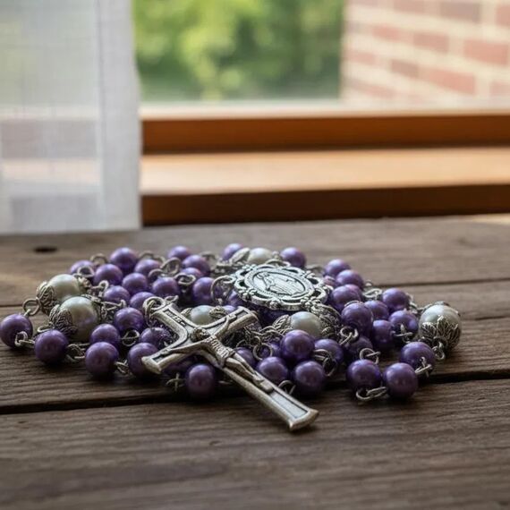 Nazareth Store Lila Perlenrosenkranzkette mit weißen Vaterunser Perlen, Lourdes-Medaille und Kreuz-Kruzifix