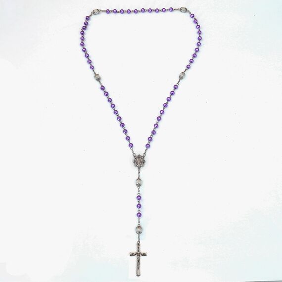 Nazareth Store Lila Perlenrosenkranzkette mit weißen Vaterunser Perlen, Lourdes-Medaille und Kreuz-Kruzifix