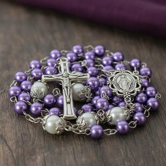 Nazareth Store Lila Perlenrosenkranzkette mit weißen Vaterunser Perlen, Lourdes-Medaille und Kreuz-Kruzifix