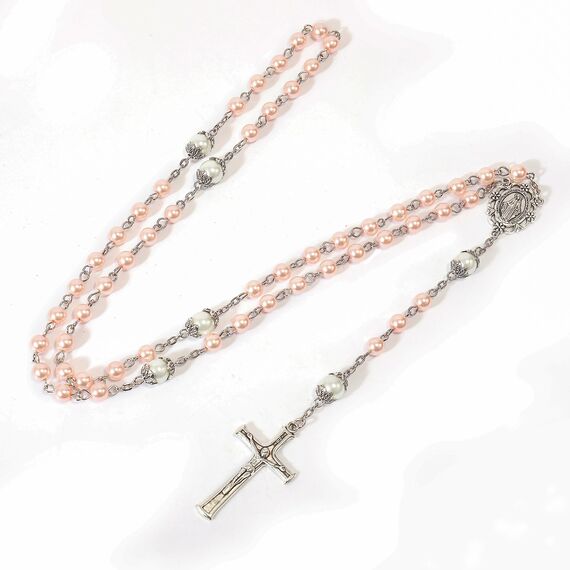 Nazareth Store Perlen-Rosenkranz, weiße Vaterunser-Perlen-Halskette, Lourdes-Medaille und Kreuz, Kruzifix, spirituelle Hingabe (Rosa)