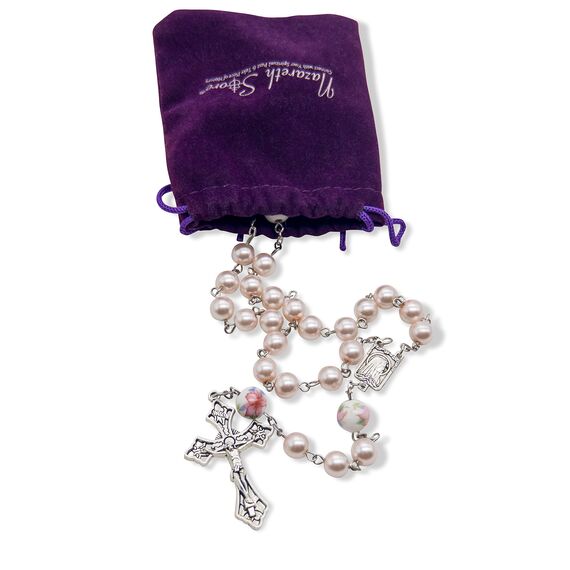 Nazareth Store Blaue Perlen, Rosenkranz, weiße Blumen, Perlenkette, Lourdes-Medaille und Kreuz-Kruzifix (Rosa)