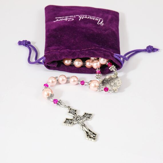 Nazareth Store Pink Pearl Perlen Rosenkranz katholische Halskette mit wundersamen Medaille Kreuz Kruzifix silberfarbenen Rosenkranz in Samt Tasche