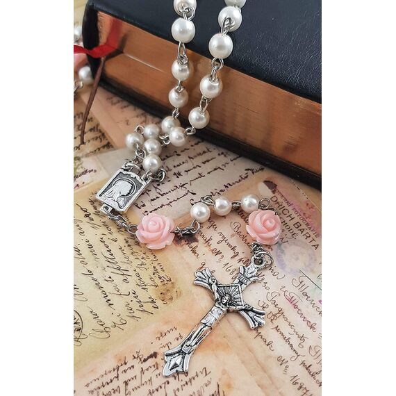 Nazareth Store Katholische Rosenkranz-Halskette mit rosa Perlen, unsere Rosenblüten, Lourdes-Medaille und Kreuz (Weiß)