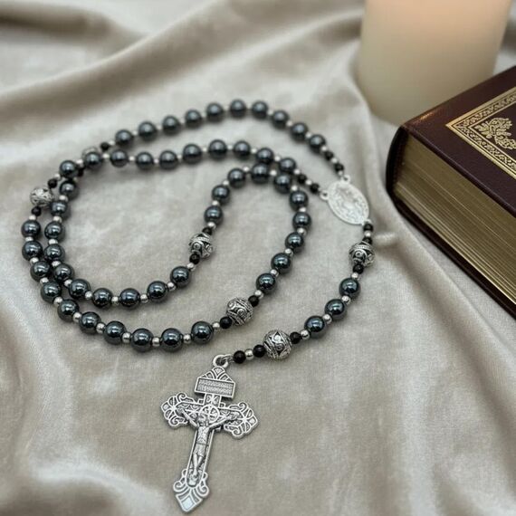 Nazareth Store Herren-Rosenkranz-Halskette aus schwarzem Hämatit, 10 mm, mit Metallperlen "Our Father Beads Miraculous Medal & Our Pardon Cross", 50,80 cm, Zink, Kein Edelstein