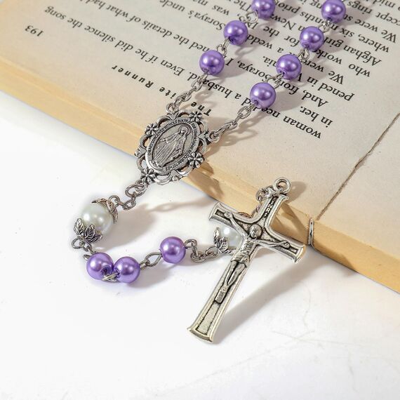 Nazareth Store Lila Perlenrosenkranzkette mit weißen Vaterunser Perlen, Lourdes-Medaille und Kreuz-Kruzifix
