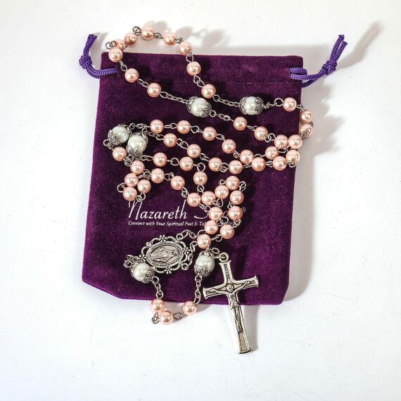 Nazareth Store Perlen-Rosenkranz, weiße Vaterunser-Perlen-Halskette, Lourdes-Medaille und Kreuz, Kruzifix, spirituelle Hingabe (Rosa)