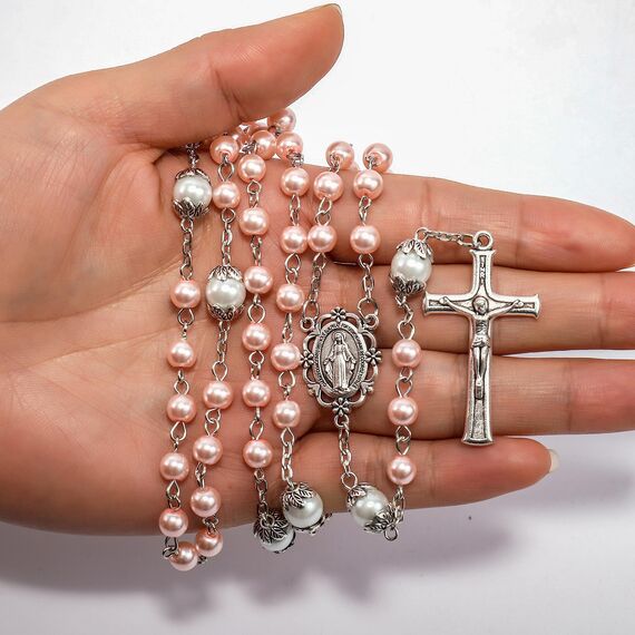 Nazareth Store Perlen-Rosenkranz, weiße Vaterunser-Perlen-Halskette, Lourdes-Medaille und Kreuz, Kruzifix, spirituelle Hingabe (Rosa)