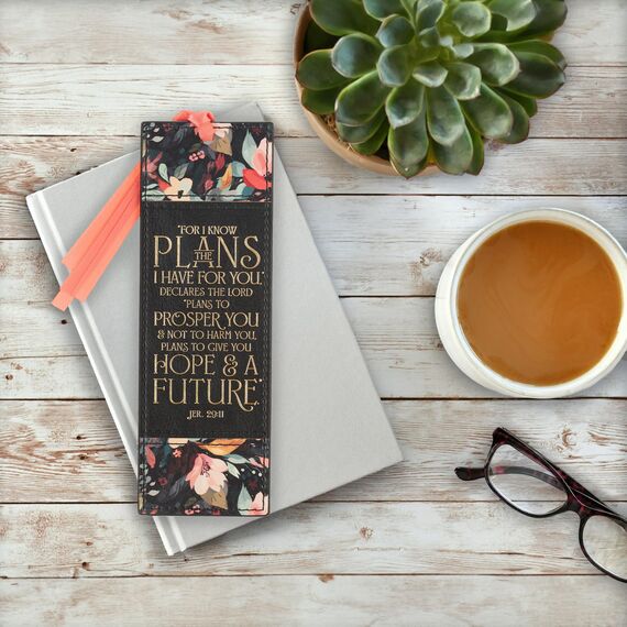 Christian Art Gifts Premium-Lesezeichen aus Kunstleder für Frauen: I Know The Plans inspirierender Bibelvers, Schwarz und Rosa mit Blumenmuster