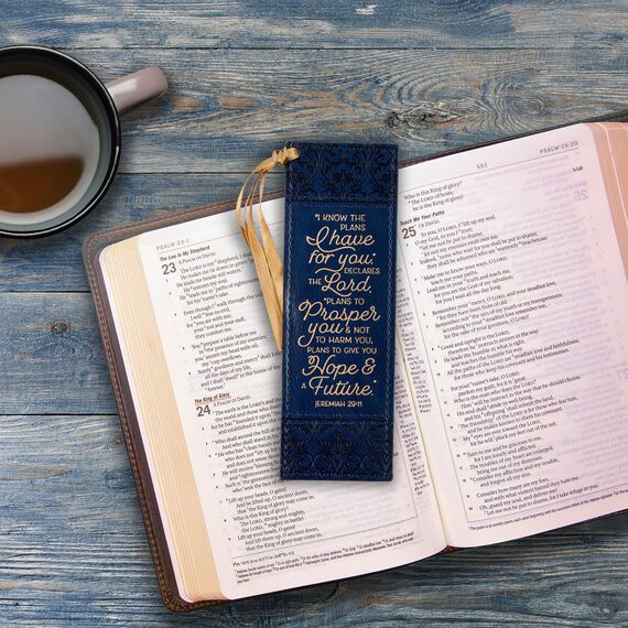 Christian Art Gifts Lesezeichen aus veganem Leder mit Aufschrift "I Know The Plans", inspirierender Bibelvers mit dunkelgoldenem Satinband und geprägtem Blumenmuster, Marineblau/Gold