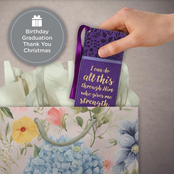Christian Art Gifts Inspirierendes Premium-Lesezeichen aus veganem Leder für Frauen: I Can Do All This Ermutigender Bibelvers, Satinbandquaste zum Lesen, wärmegeprägt, lila Blumen und Gold
