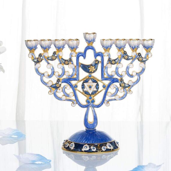 Matashi Handbemalter Menora-Kandelaber aus Emaille, verziert mit goldenen Akzenten und Kristallen (Hamsa- und Tauben-Design)