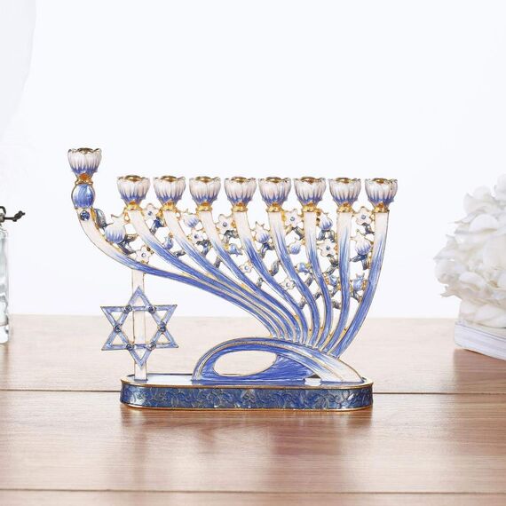 Matashi Menorah-Kandelaber, handbemalt, Emaille, verziert mit goldenen Akzenten und Kristallen, modernes Design