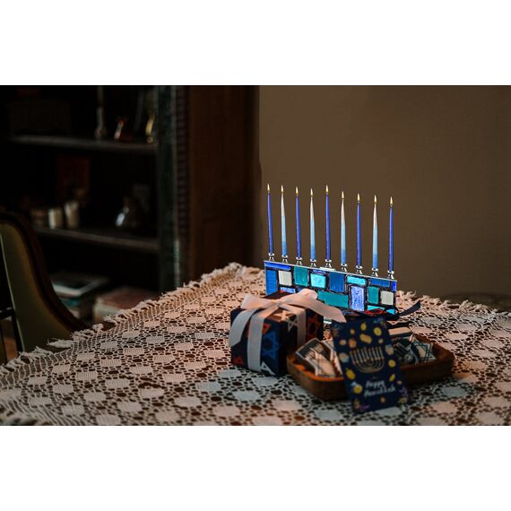 Chanukka Menora aus Glas - Blau und Weiß Menorah Hanukkah - Western Wall/Kotel - Passend Für Alle Standard Chanukka Kerzen - Handgefertigte Menorah aus Bemaltem Glas
