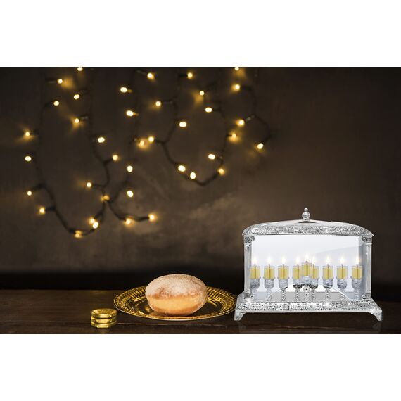 Ner Mitzvah Nickel Öl-Wand-Menorah mit Glaswänden für Standard Chanukah Öl Cups und große Kerzen Alte Jerusalem-Entwurfs-Silber