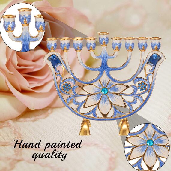 Matashi Handbemalter Menora-Kandelaber mit blauen und elfenbeinfarbenen Blumen, verziert mit goldenen Akzenten und Kristallen, jüdischer Kerzenhalter, Chanukka, Geschenk für Einweihungsfeier