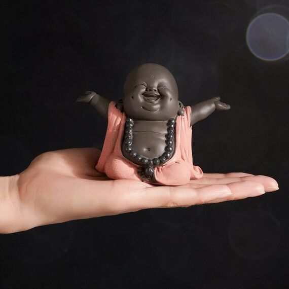 JUJOYBD Kleiner Lachender Buddha, Niedliche Mönch Statue, Süßer grinsender Buddha aus Keramik, Ornament Figur, Geschenk Dekoration für Schreibtisch Wohnzimmer 7,8 cm hoch, Orange