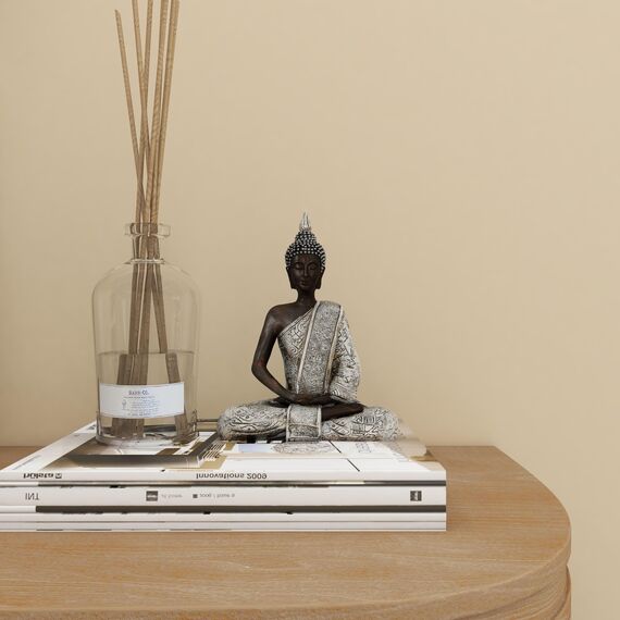 Deco 79 Polystone Buddha-Skulptur, meditierende Heimdekoration, Statue mit gravierten Schnitzereien und Reliefdetails, Akzentfigur, 15,2 x 10,2 x 20,3 cm, Schwarz