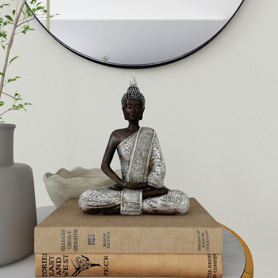 Deco 79 Polystone Buddha-Skulptur, meditierende Heimdekoration, Statue mit gravierten Schnitzereien und Reliefdetails, Akzentfigur, 15,2 x 10,2 x 20,3 cm, Schwarz