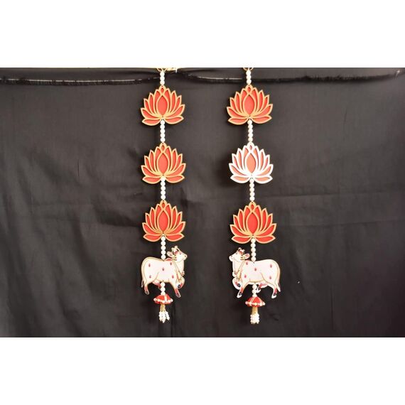 Divyakosh Handgefertigter Lotus mit roter Kuh und Jhumki-Stil zum Aufhängen für Ganpati-Dekor und Diwali-Dekoration, MDF-Blumen-Wandbehänge für Heimdekoration, Tempel, Haupttüreingang, 1 Paar, je 63,5