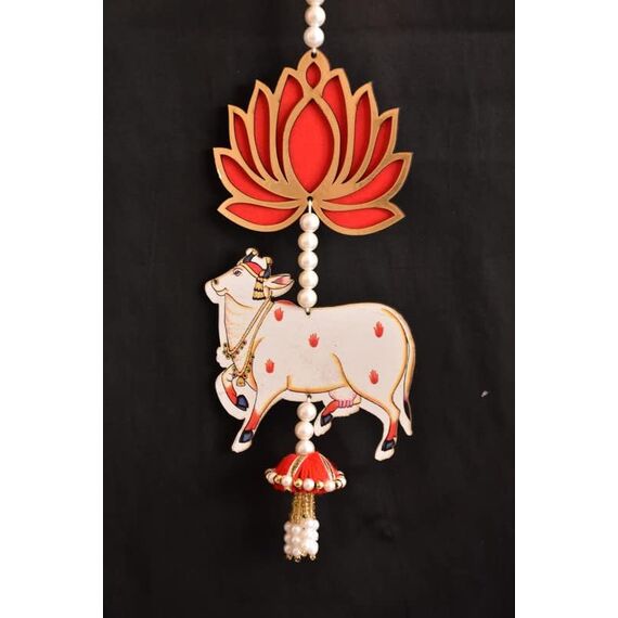 Divyakosh Handgefertigter Lotus mit roter Kuh und Jhumki-Stil zum Aufhängen für Ganpati-Dekor und Diwali-Dekoration, MDF-Blumen-Wandbehänge für Heimdekoration, Tempel, Haupttüreingang, 1 Paar, je 63,5