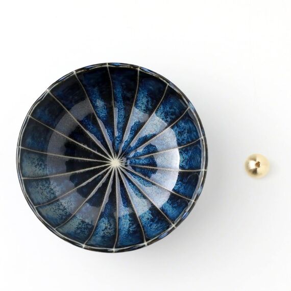 Asayu Japan Räucherstäbchenhalter - Blauer Lotus - Für Stäbchen 10cm, Made in Japan, Traditioneller Keramik Aschefänger, Inklusive Abnehmbarer Messingständer - Für Yoga, Meditation und Entspannung