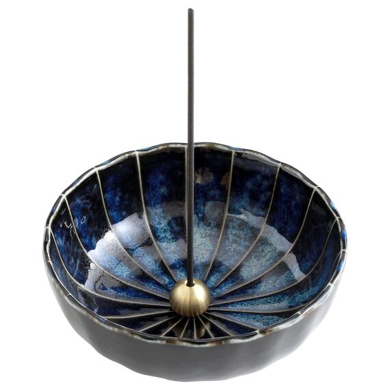 Asayu Japan Räucherstäbchenhalter - Blauer Lotus - Für Stäbchen 10cm, Made in Japan, Traditioneller Keramik Aschefänger, Inklusive Abnehmbarer Messingständer - Für Yoga, Meditation und Entspannung