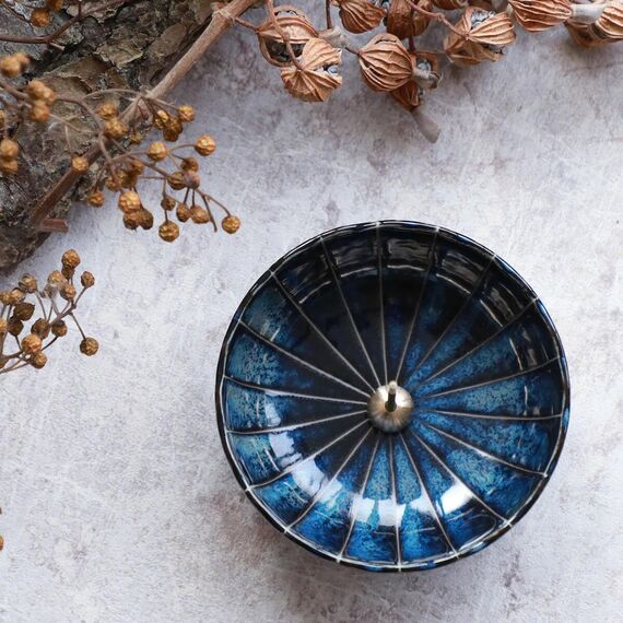 Asayu Japan Räucherstäbchenhalter - Blauer Lotus - Für Stäbchen 10cm, Made in Japan, Traditioneller Keramik Aschefänger, Inklusive Abnehmbarer Messingständer - Für Yoga, Meditation und Entspannung