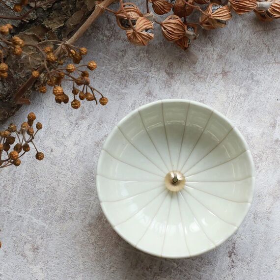 Asayu Japan Räucherstäbchenhalter - Weißer Lotus - Für Stäbchen 10cm, Made in Japan, Traditioneller Keramik Aschefänger, Inklusive Abnehmbarer Messingständer - Für Yoga, Meditation und Entspannung