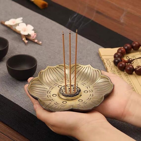 OMyTea Räucherstäbchenhalter – 13 cm Messing-Räuchergefäß mit Aschefänger für Meditation, Yoga, Heimbüro Duft (Lotus)