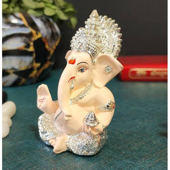 Gold Art India Ganesha-Idol für Auto, Armaturenbrett, Gott, Ganesha, Idol für Heimdekoration, Ganpati für Geschenk, Zuhause, Büro, Tischregale, Geschenk, 8,9 cm (Silber) (Silber-Kirschblüte), Idol