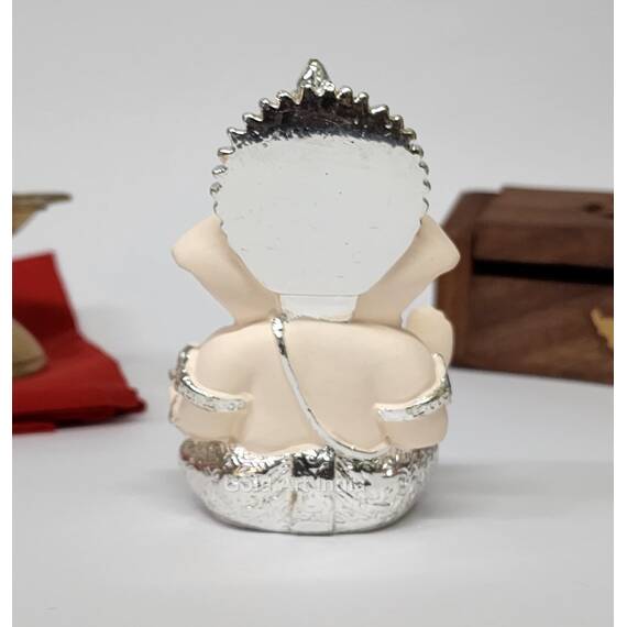 Gold Art India Ganesha-Idol für Auto, Armaturenbrett, Gott, Ganesha, Idol für Heimdekoration, Ganpati für Geschenk, Zuhause, Büro, Tischregale, Geschenk, 8,9 cm (Silber) (Silber-Kirschblüte), Idol