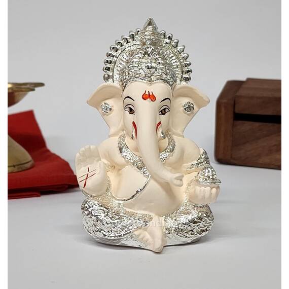 Gold Art India Ganesha-Idol für Auto, Armaturenbrett, Gott, Ganesha, Idol für Heimdekoration, Ganpati für Geschenk, Zuhause, Büro, Tischregale, Geschenk, 8,9 cm (Silber) (Silber-Kirschblüte), Idol