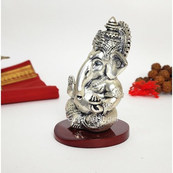 Gold Art India Ganpati Idol mit silberfarbenem antikem Finish, Ganesha Murti für Heimdekoration, Ganesha-Statue für Auto-Armaturenbrett, Ganpati ji murti für Puja, (MUKUTSILANTIQMATTEMDF) (8,9 x 6,3