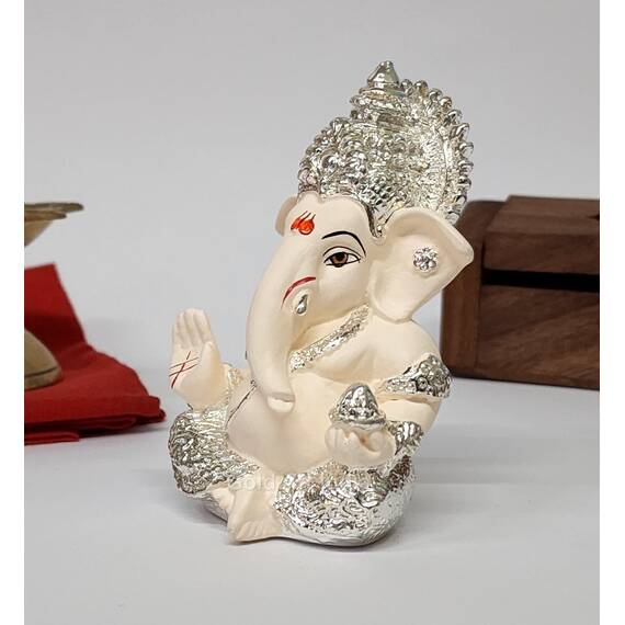 Gold Art India Ganesha-Idol für Auto, Armaturenbrett, Gott, Ganesha, Idol für Heimdekoration, Ganpati für Geschenk, Zuhause, Büro, Tischregale, Geschenk, 8,9 cm (Silber) (Silber-Kirschblüte), Idol