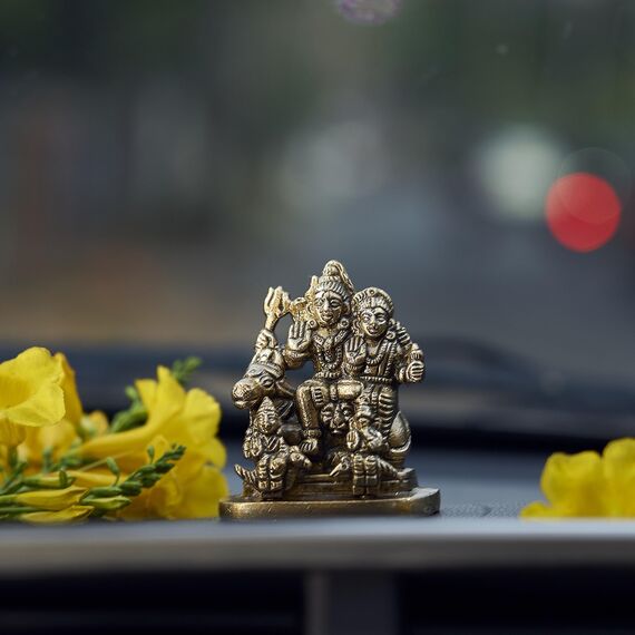 eSplanade Messing-Idol der Shiv-Parvati-Familie – Gott-Idol für das Armaturenbrett des Autos – 5,7 cm Shiv-Familien-Murti als Schreibtischdekoration | Schaustücke zur Einweihung