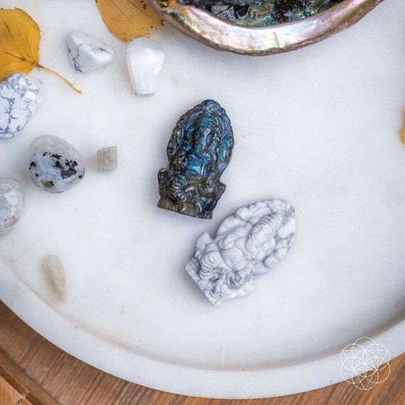 Conscious Items - Gott des Glücks Labradorit Kristall Ganesh Statue - Hindu-Ganesha Idol Statue - Kleiner Ganesh für Auto Armaturenbrett - Dekor Yoga Meditation Raum - Altar Kit Dekor - Spititual