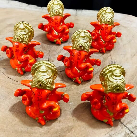 SHRESHTHA IDOLS Ganesha-Statue, Skulptur für Auto, Armaturenbrett, Zuhause, Tempeldekoration, indischer Gott, 5,1 x 5,8 cm, Kunstharz, Ganesha-Idol-Figur, Ganesha-Festivaldekoration (rot_Ganesha)