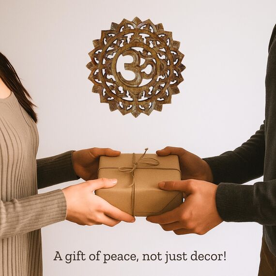 Mie Creations Hindu-Om-Wanddekoration mit rustikalen Glocken, Geschenk für Einweihungsfeiern, indische Meditationsdekoration, spirituelles Dekor, Om-Antik-Gold, 63 cm