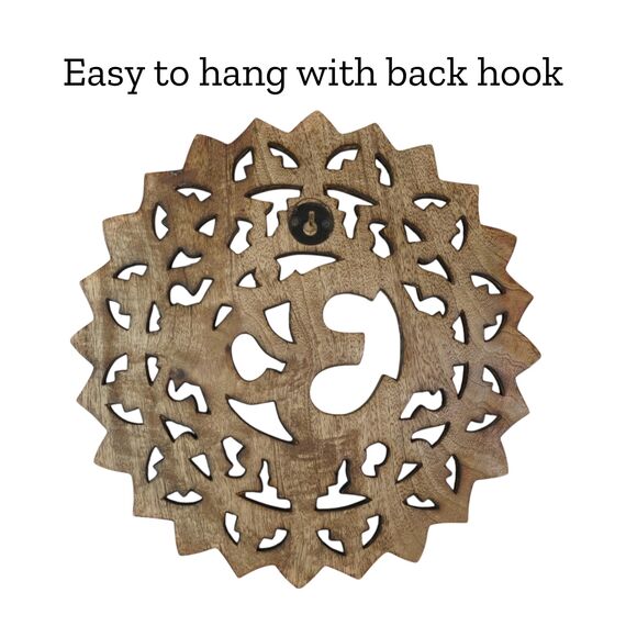 Mie Creations Hindu-Om-Wanddekoration mit rustikalen Glocken, Geschenk für Einweihungsfeiern, indische Meditationsdekoration, spirituelles Dekor, Om-Antik-Gold, 63 cm